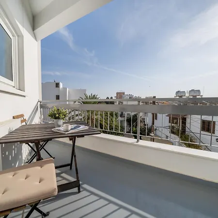 2 Bedroom Flat *